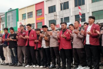 Kapolres, Wakil Ketua DPRD dan Mahasiswa Sholat Gaib dan Mendoakan Almarhum Affan Kurniawan - Arief Wibowo Dewan Pilihan Tangerang