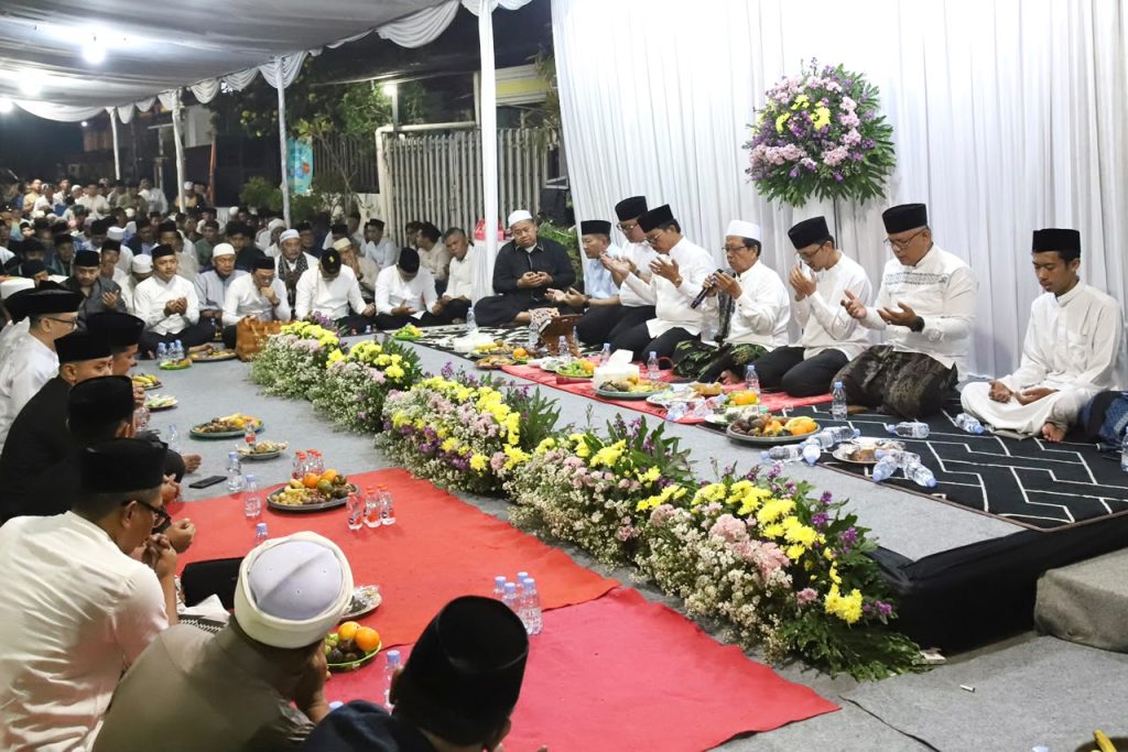 Arief Wibowo Bersama Ribuan Warga Hadiri Tahlilan 7 Hari Wafatnya Ketua DPRD Kota Tangerang Rusdi 4 - Arief Wibowo DPRD Kota Tangerang
