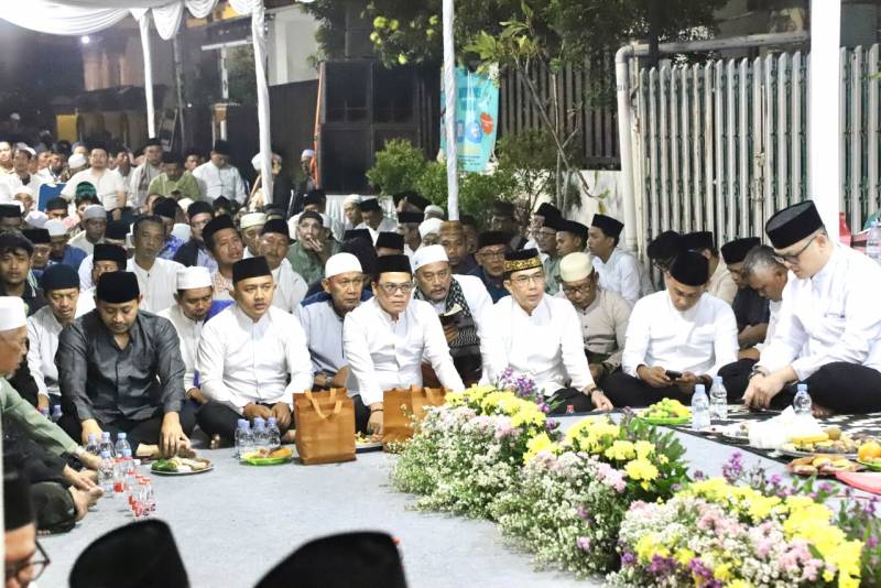 Arief Wibowo Bersama Ribuan Warga Hadiri Tahlilan 7 Hari Wafatnya Ketua DPRD Kota Tangerang Rusdi 4 - Arief Wibowo DPRD Kota Tangerang