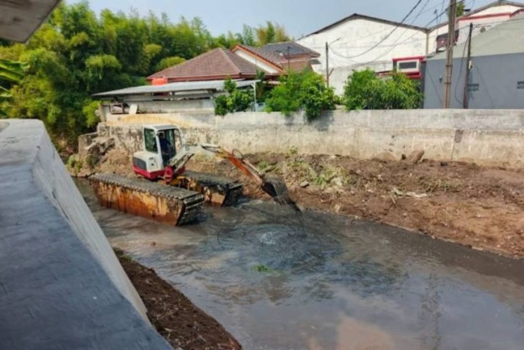 Legislator Kota Tangerang, Arief Wibowo Manfaatkan Musim Kemarau Percepat Normalisasi Saluran Air - Arief Wibowo PKS Tangerang