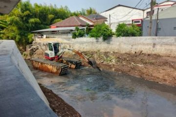 Legislator Kota Tangerang, Arief Wibowo Manfaatkan Musim Kemarau Percepat Normalisasi Saluran Air - Arief Wibowo PKS Tangerang